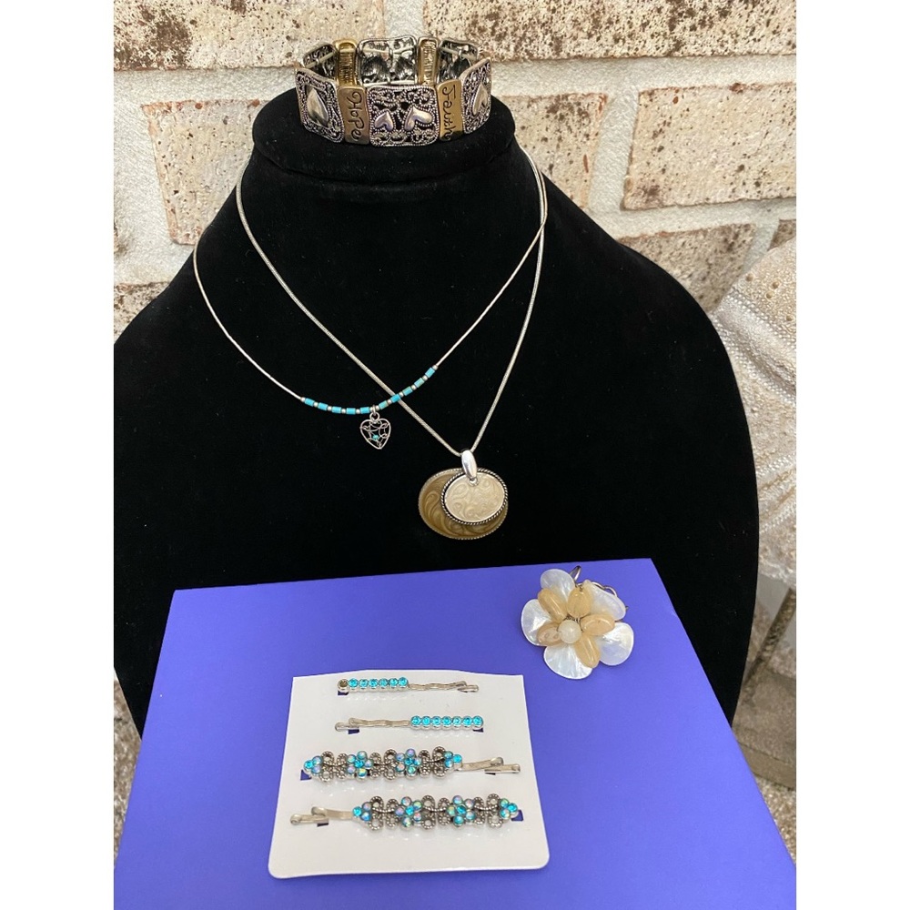 Eight pieces collection jewelry